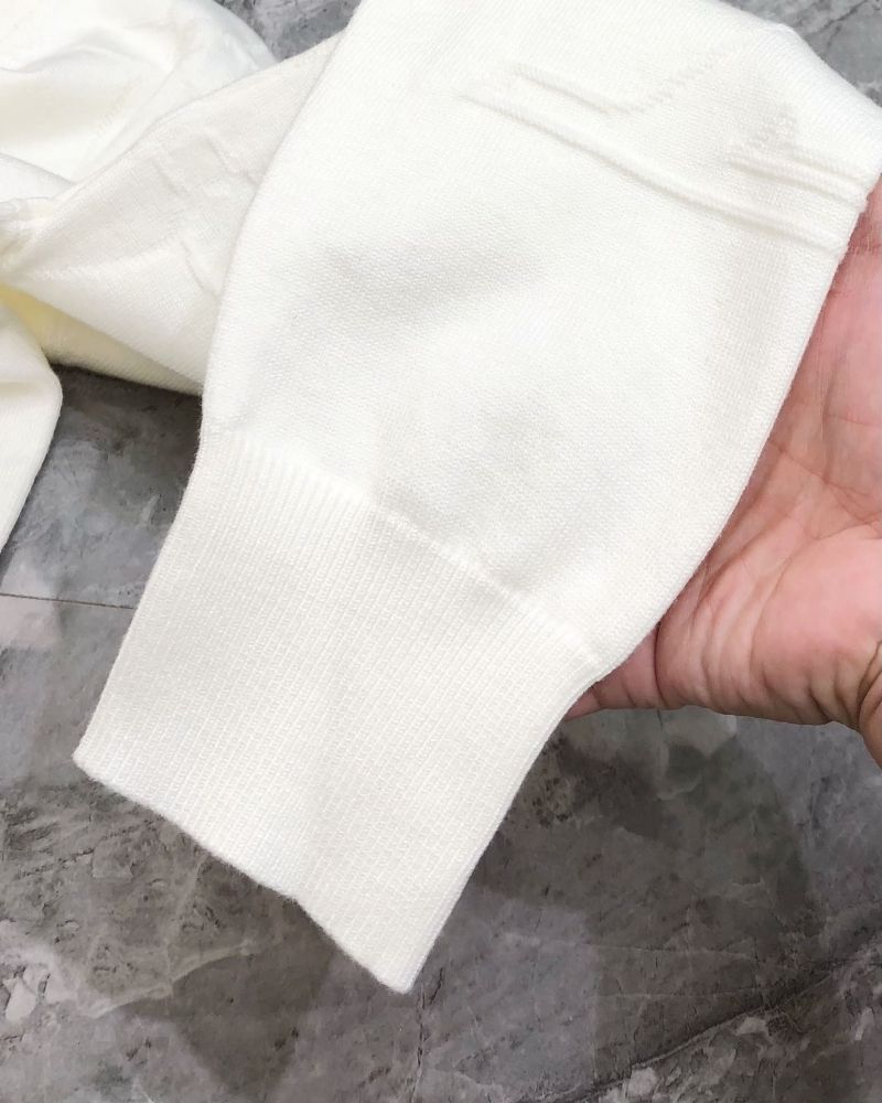 l0vis Vvtt0n sweater